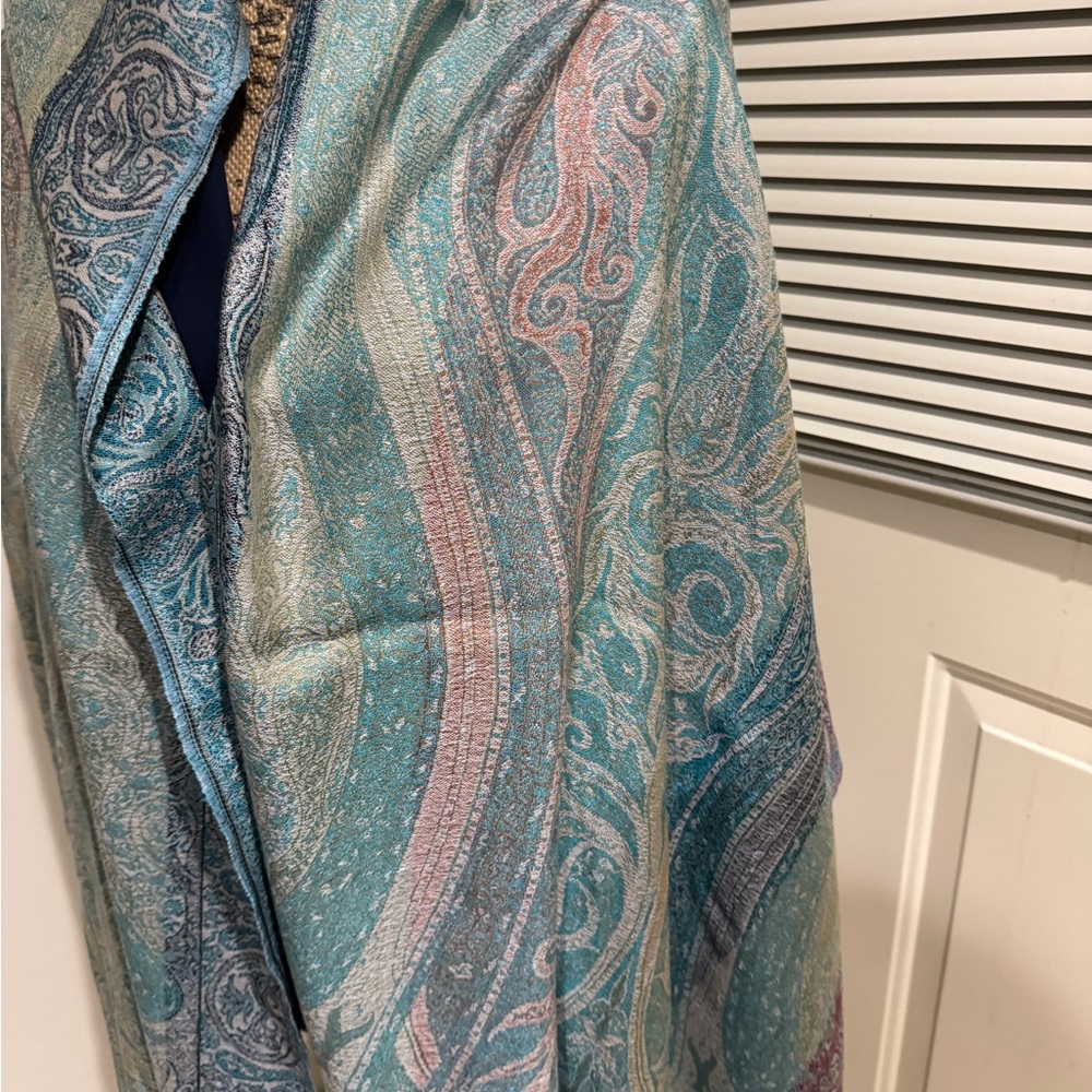 Met Museum Elegant Paisley Women's silk / wool blend Shawl roughly 27”x80” - Picture 3 of 10